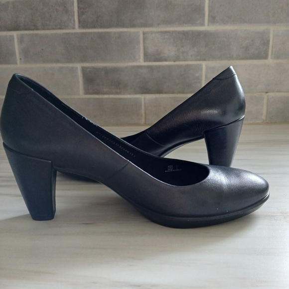 Ecco Shoes - Ecco Black Heels Classic Pump Style- size 37- black